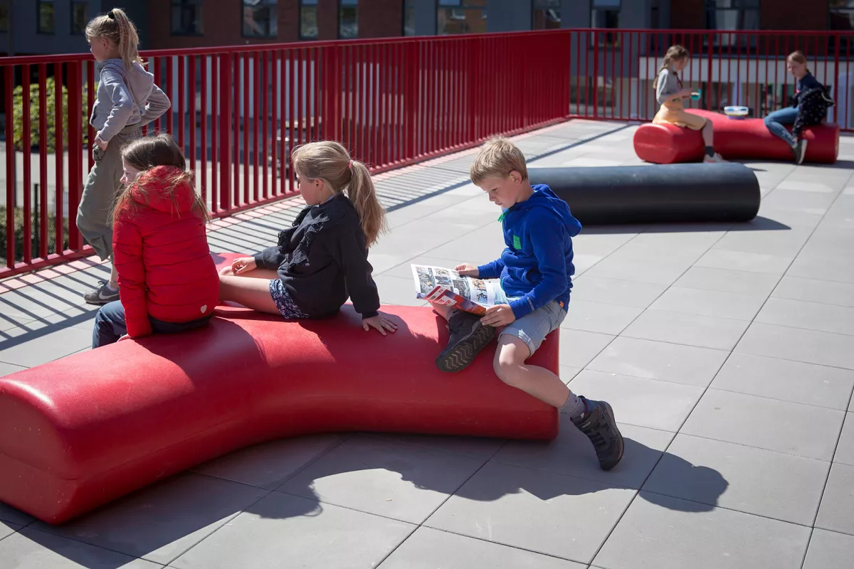 De blije en kindvriendelijke speelplaats