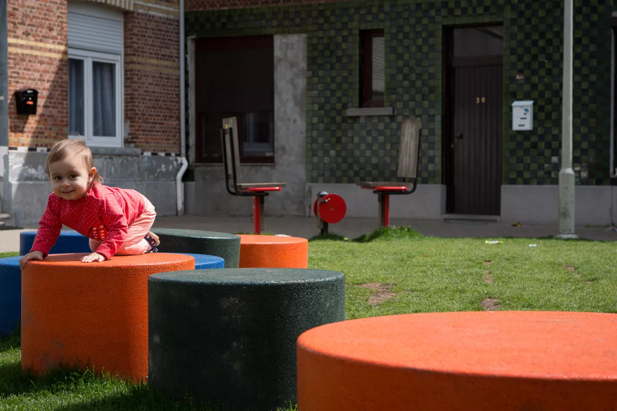 Groene sproeten, Kronenburg deurne Panache Straatmeubilair Mobilier Urbain Merk Durbanis Tap zitzuilen cilinder zitcilinder