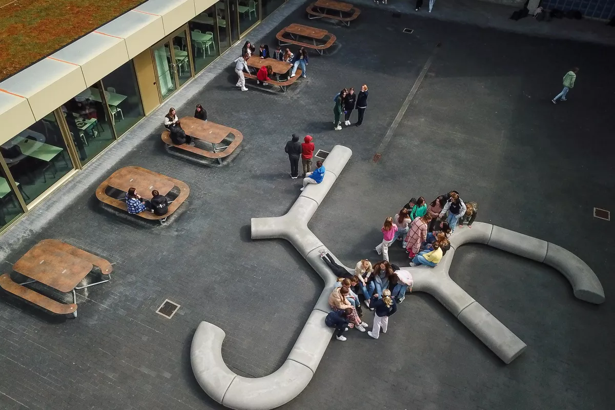 Betonnen zitelementen voor de leerlingen van Campus Sint-Theresia in Deinze