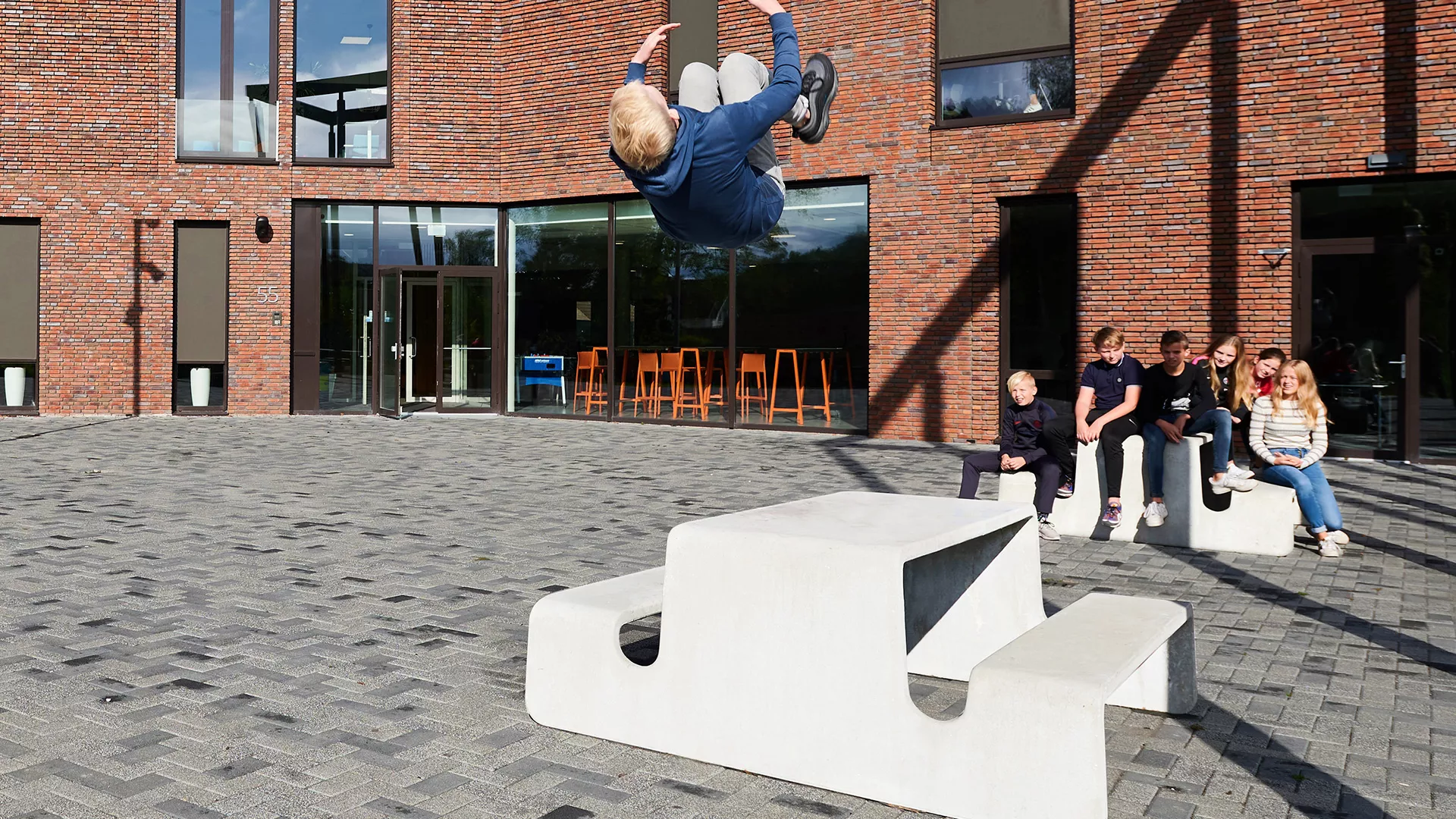 Betonnen speelplaatsmeubilair CINNAMON© van Durbanis verdeeld door Panache