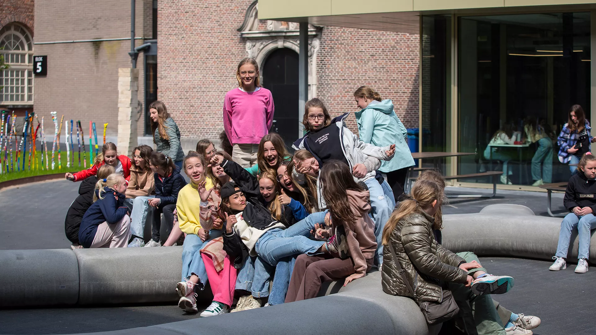 Betonnen speelplaatsmeubilair CINNAMON© van Durbanis verdeeld door Panache