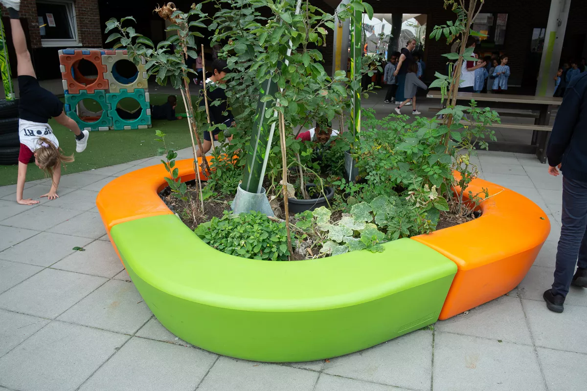 PANACHE Straatmeubilair Mobilier Urbain zitelement assise LOOP Corner Bloembak Bac à fleurs