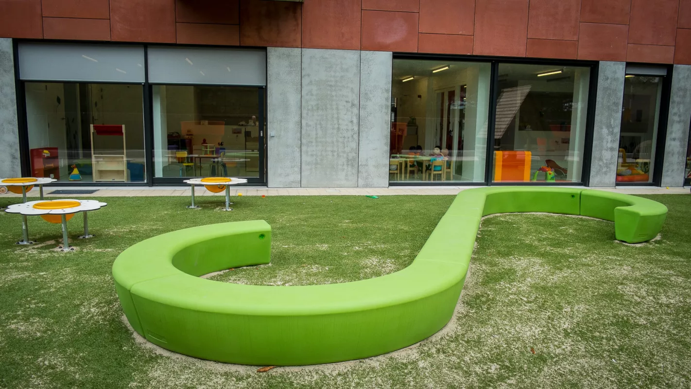 Kinderopvang Ketteflet leuven Panache Straatmeubilair Mobilier Urbain zitbank banc Loop Arc Line