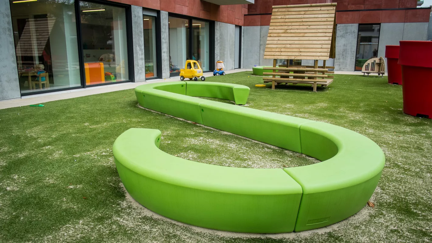 Kinderopvang Ketteflet leuven Panache Straatmeubilair Mobilier Urbain zitbank banc Loop Arc Line