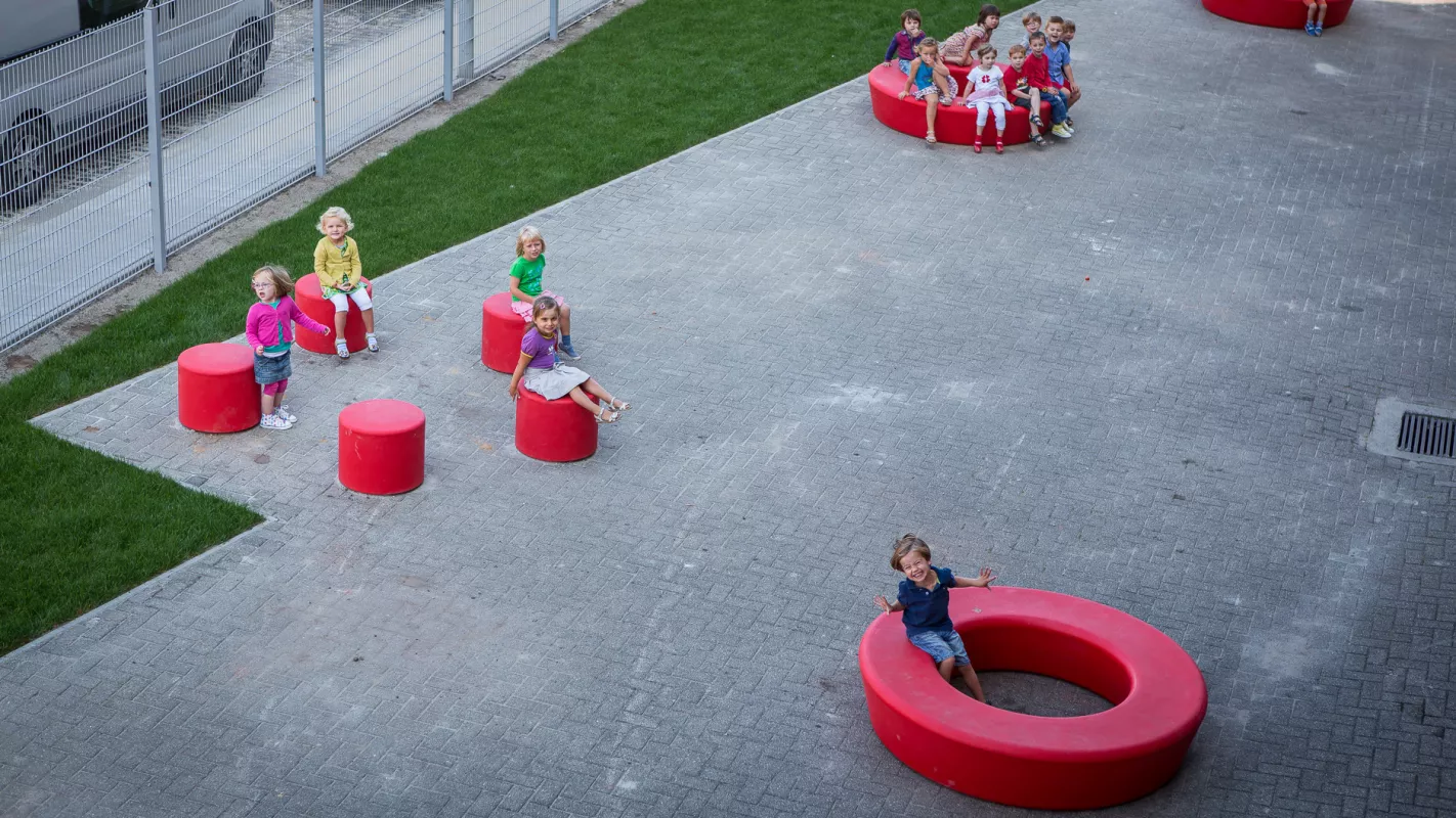Sint Calazansschool nijlen Panache Straatmeubilair Mobilier Urbain zitcilinder cilindre HopHop