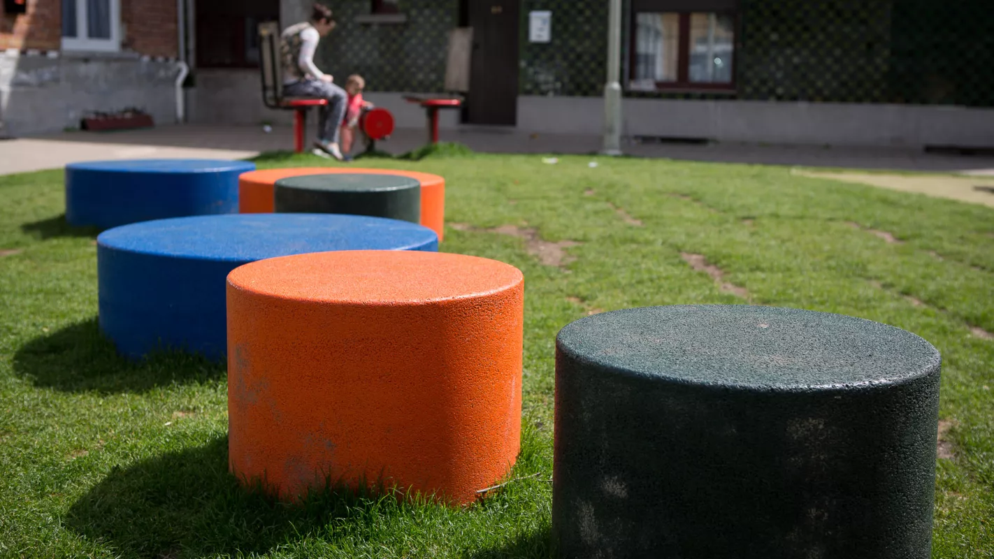 Groene sproeten, Kronenburg deurne Panache Straatmeubilair Mobilier Urbain Merk Durbanis Tap zitzuilen cilinder zitcilinder