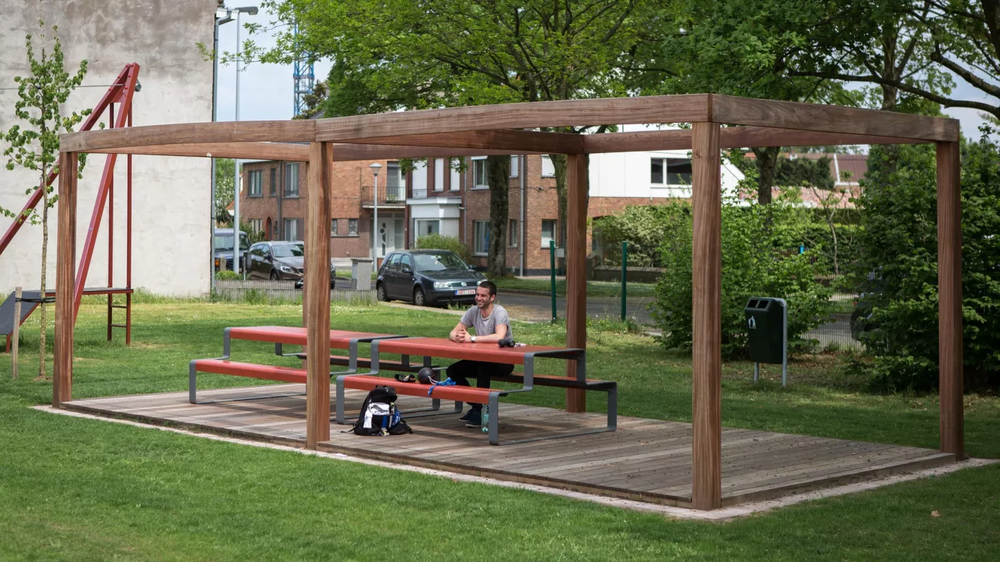 Het Sincfalpark in de Josué Maertenstraat in Brugge werd onlangs heringericht met nieuw buitenmeubilair in het kader van het Brugs speelruimtebeleid 2014-2020.  Het doel van dit beleid is om via concrete acties een jeugdvriendelijke publieke ruimte te realiseren in (specifieke deelgebieden van) Brugge.  Zo werden onder meer de lokale speeltuin en het bijhorende basketbalplein van het Sincfalpark onder handen genomen.  Deze opfrissing gebeurde onder meer met de mooie Miramondo Outline picknickbanken.  Deze d