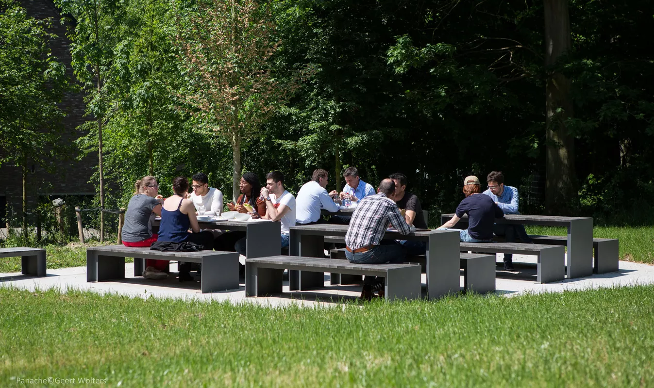 Panache Straatmeubilair Mobilier Urbain zitbank tafel banc table Passeparout Wood©