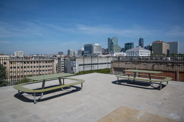 Robuuste PLATEAU© picknicktafels voor basisschool Pacheco in hartje Brussel